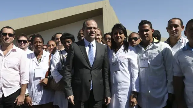 Fotografiaplanilha apostas desportivas2016: o então ministro da Saúde Ricardo Barros recebe médicos do Mais Médicos, incluindo profissionais cubanos