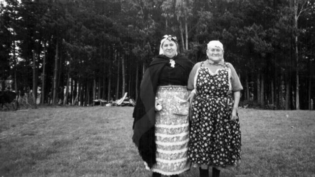 Una de las cantoras entrevistadas por Violeta Parra, Juana Lepilaf (der.) junto a su hija, en comunidad Quilapan, Lautaro