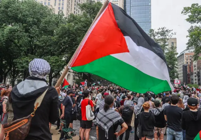 27 मई को न्यूयॉर्क में भी प्रदर्शन देखने को मिले हैं. इन प्रदर्शनों से पहले भी अमेरिकी विश्वविद्यालयों में ग़ज़ा में इसराइली हमलों को रोकने की मांग के साथ प्रदर्शन हुए थे.