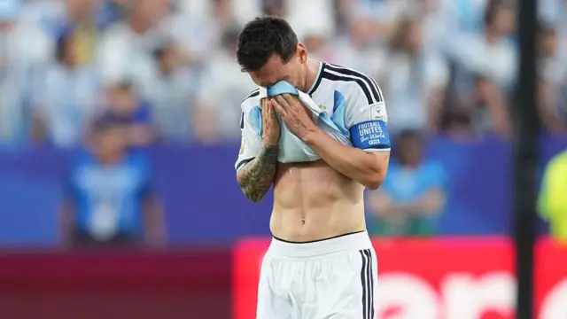 Mesi je plakao pošto je postigao početni gol u prvoj utakmici Argentine protiv Alžira, a u danima nakon toga njegova porodica je objavila saopštenje u kojem je otkrila da se njegov otac „bori sa zdravstvenim problemom“.