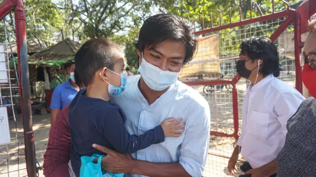 ပုံစာ - ၂၀၂၁ ခုနှစ်၊ ဇန်နဝါရီလမှာ ထောင်ချုပ်ရက်စေ့လို့ ပြန်လွတ်လာတဲ့ ကိုဂျိမ်းစ်ကို သားငယ်နဲ့အတူ မြင်တွေ့ရတာဖြစ်ပါတယ်။ (ပုံဟောင်း) 