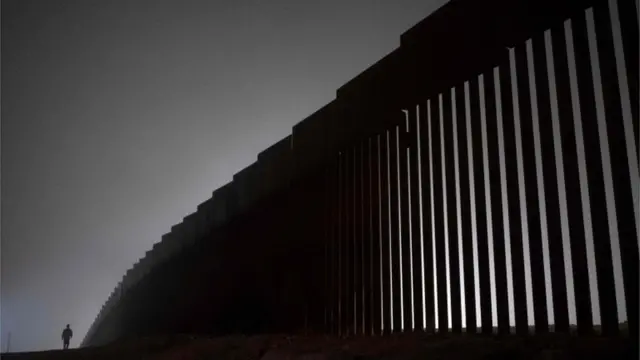 मेक्सिकोलाही या भिंतीसाठी पैसे भरावे लागतील, असा आग्रह ट्रंप यांनी केला होता.