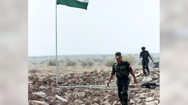 Индийские солдаты патрулируют край кратера, места подземного ядерного испытания в мае 1998 года