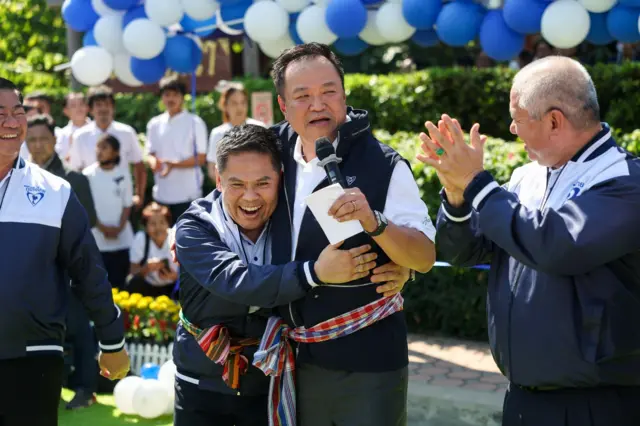 นายอนุทิน และคณะร่วมคารวะอนุสาวรีย์นายบรรหาร ศิลปอาชา ก่อนที่หัวหน้าพรรค ภท. จะประกาศต่อหน้าประชาชนให้นายวราวุธ บุตรชายนายบรรหาร ลงปาร์ตี้ลิสต์ลำดับที่ 3 จนเกิดการไหว้และสวมกอดกัน