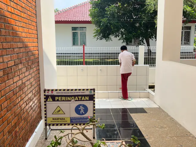 Seorang siswa Sekolah Rakyat di Sentra Handayani, Jakarta sedang berwudu