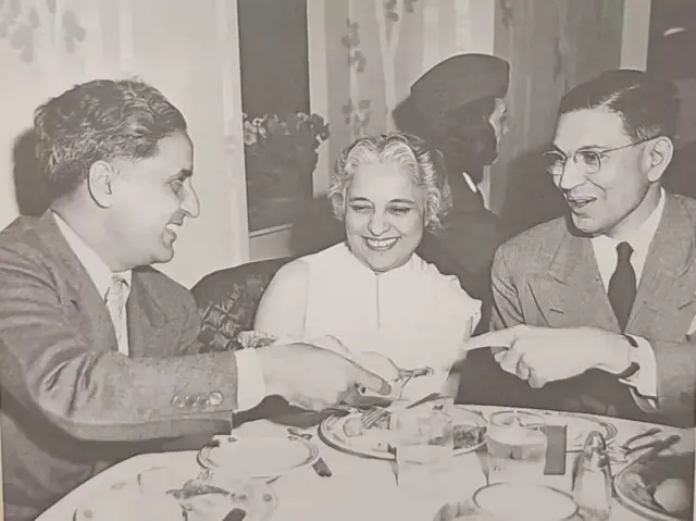 سید حسین (دائیں) وجے لکشمی (درمیان میں)