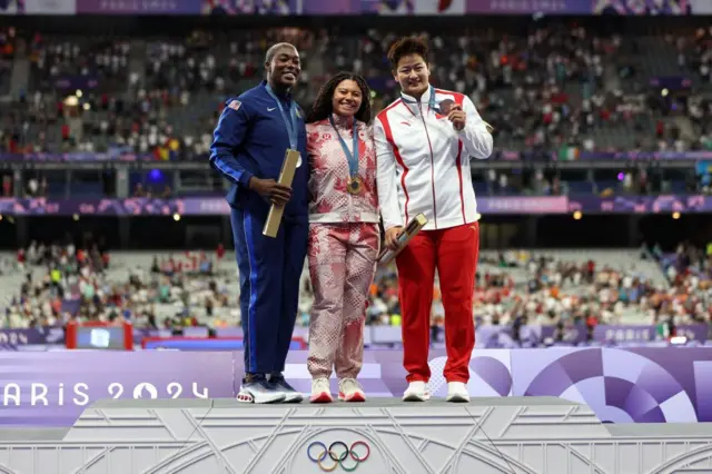 Foto esere na Paris, mba France - Ọgọst 06: Camryn Rogers sị mba anada wetere ọlaedo, Annette Nneka Echikunwoke sị mba US wetere ọlaọcha na ọla Jie Zhao nke mba China oge ha na enwe anụrị ndị 