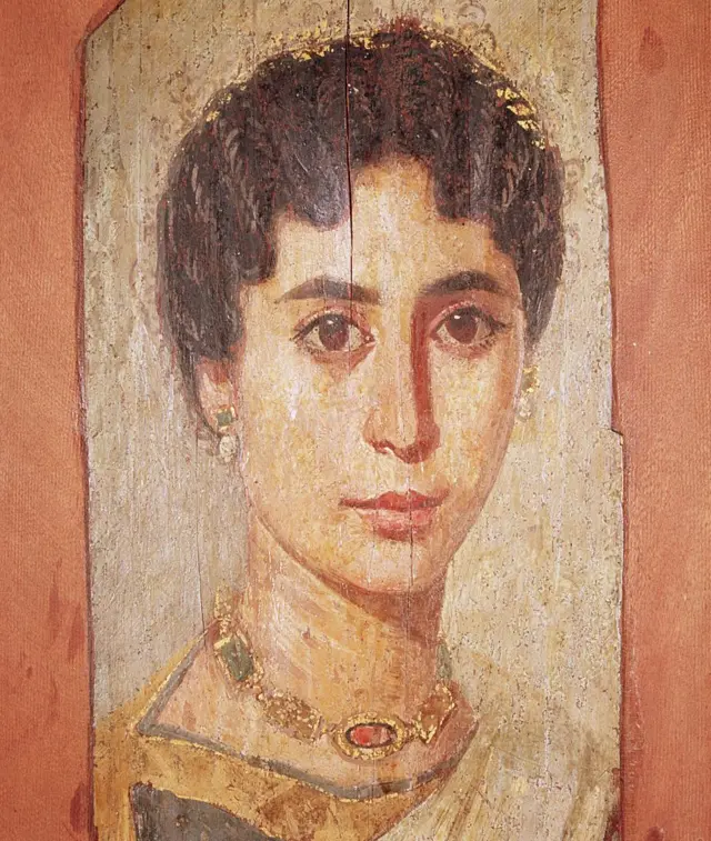 صورة لصاحبة مومياء ضمن مجموعة بورتيريهات تعرف اصطلاحاً باسم "بورتريهاتف الفيوم" الرومانية في مصر، وتظهر امرأة ذات شعر داكن مموج ترتدي أقراطاً ذهبية وقلادة ذهبية مرصعة بالأحجار الكريمة، ضمن مقتنيات المتحف البريطاني.