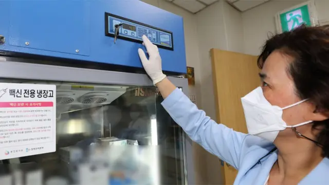 독감백신 접종후 사망신고가 잇따르고 있는 가운데 23일 오후 김포시 뉴고려병원에서 의료진이 백신 전용 냉장고를 점검하고 있다