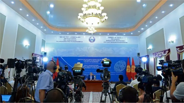 Алмазбек Атамбаев экономикалык маанилүү долбоорлордун дээрлик баарына токтолду