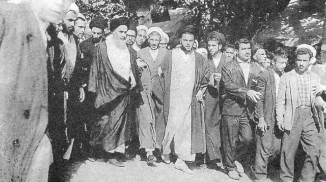 خمینی در سال ۱۳۳۷ اعلام کرد پرداخت بخشی از «زکات و باقی وجوه شرعی» به سازمان فلسطینی فتح بر همه مسلمانان واجب است