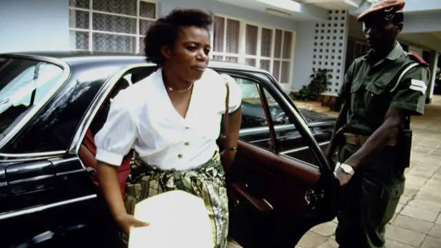 Minisitiri w'intebe Agathe Uwilingiyimana ubwo yasohokaga mu modoka agiye kuyobora inama y'abaminisitiri