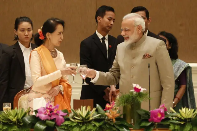 Aung San Suu Kyi y el presidente de India, Narendra Modi, brindando en Naypyitaw, Myanmar, el 5 de septiembre de 2017.