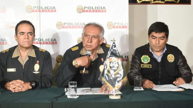 Tres policías en una conferencia de prensa.