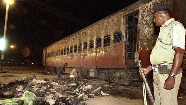 સાબરમતીના સળગી ગયેલા કોચની તસવીર