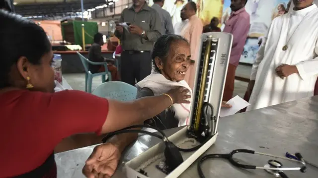 போர்க்கால அடிப்படையில் கேரளாவில் தற்காலிக மருத்துவமனைகள் : சுகாதாரத் துறை அமைச்சர் ஷைலஜா டீச்சர் 