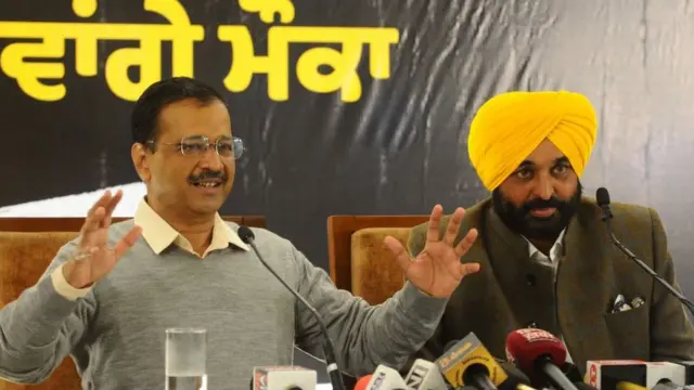 আপ নেতা অরবিন্দ কেজরিওয়াল ও পাঞ্জাবের ভাবী মুখ্যমন্ত্রী ভগওয়ন্ত মান