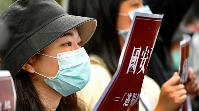 在台北，一批香港和台湾学生示威抗议港版《国安法》。