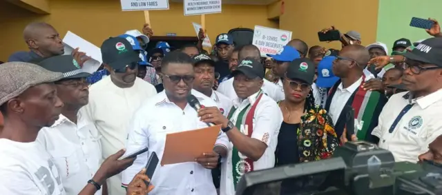 Workers for Rivers state dey protest removal of govnor Sim Fubara