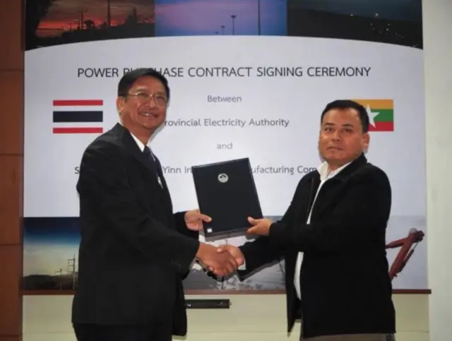 (ซ้ายไปขวา) นายพูลสิริ ธรรมสโรช รองผู้ว่าการ กฟภ. และ พันตรีเต่ง วิน ในฐานะกรรมการผู้จัดการบริษัท SMTY จำกัด ลงนามสัญญาซื้อขายไฟฟ้าจาก กฟภ. เมื่อวันที่ 12 ม.ค. 2018