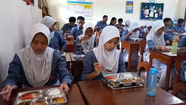 Siswa kelas 9 SMPN 12 Kota Semarang menikmati hidangan makan bergizi gratis kedua, Selasa (7/1/2025). Menunya: nasi, tahu, ayam, sayur, dan buah semangka.