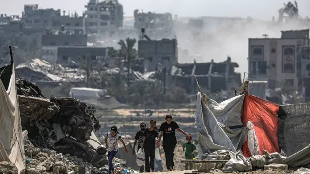 حرب غزة: الكابينت يُناقش مستقبل العملية العسكرية في غزة، وإسرائيل تستهدف شخصية "مركزية" من حماس - BBC News عربي