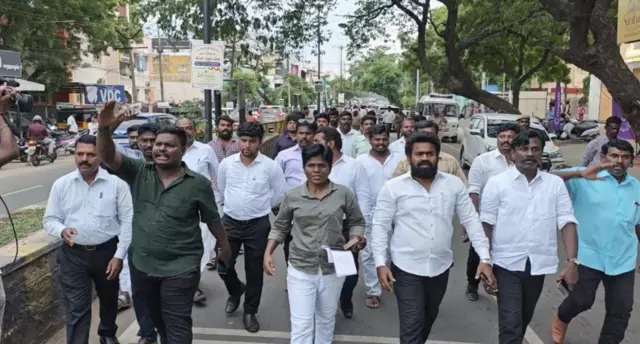 மனித உரிமை ஆர்வலர்கள் போராட்டம் நடத்தினர்.