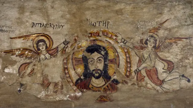 أيقونة أثرية من الدير المحرق في صعيد مصر تعود إلى القرن السادس أو السابع الميلاد تمثل رأس يسوع المسيح بين اثنين من الملائكة