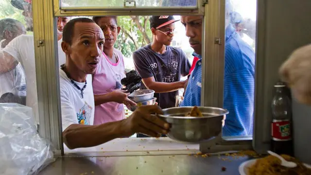 Personas esperan por su almuerzo en Santo Domingo, República Dominicana.