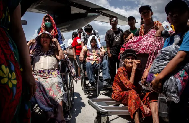 Kaum tua yang mengantri di bandara