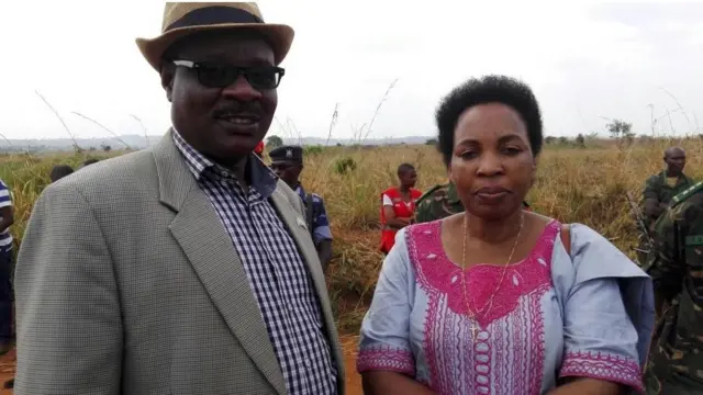 Umwunganizi w'umushikiranganji w'intwaro yo hagati mu gihugu Terence Ntahiraja (i bubamfu) na Berahino Gloriose ajejwe igisata kiraba impunzi (i buryo)