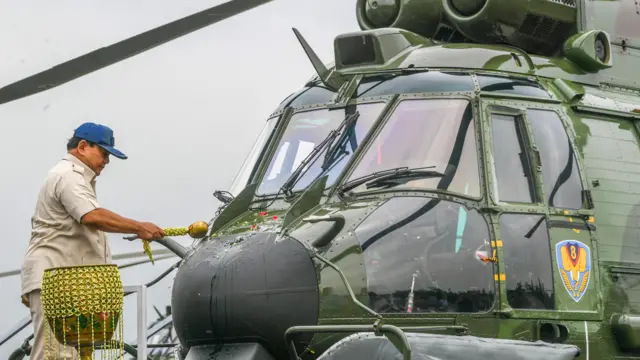 Menteri Pertahanan Prabowo Subianto melakukan penyiraman ke hidung helikopter angkut berat Airbus H225M saat serah terima helikopter angkut berat Airbus H225M di Lanud Atang Sendjaja, Kemang, Bogor, Jumat (1/12/2023).