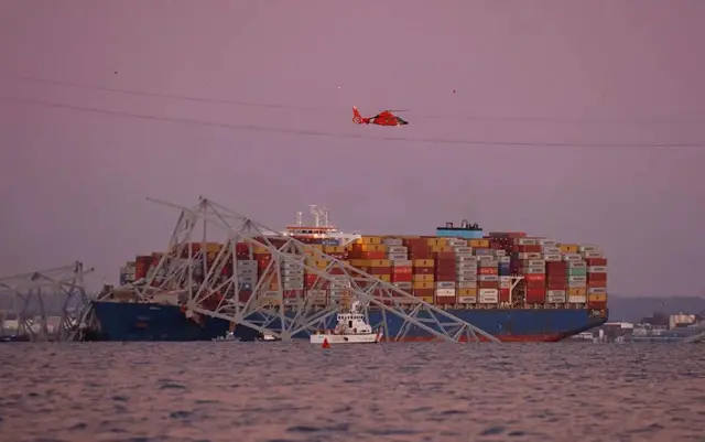 partes da ponte sob a água com o navio ao fundo