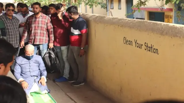 स्टेशन पर नमाज़ पढ़ते असदुद्दीन ओवैसी