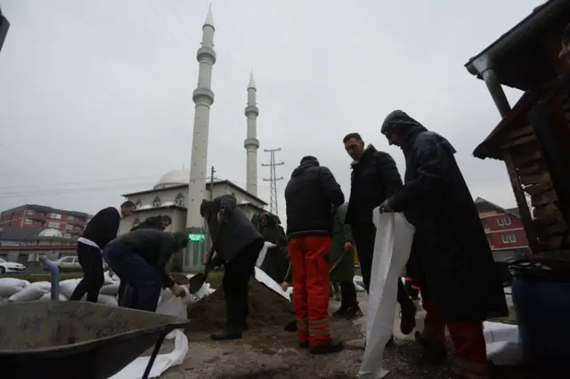 Постављање џакова на обали реке у Новом Пазару.