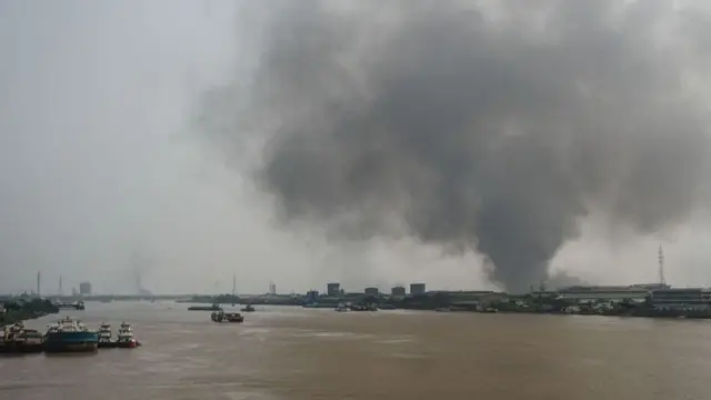 ရွှေလင်ပန်းစက်မှုဇုန်မှာ စက်ရုံတချို့မီးလောင်ကျွမ်းနေတာကို အဝေးကမြင်ရ