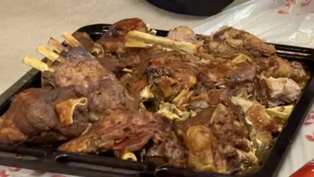 Carne en bandeja antes de ser servida.