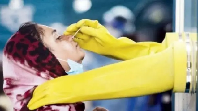 কোভিড পরীক্ষার জন্য নমুনা নেওয়া হচ্ছে।