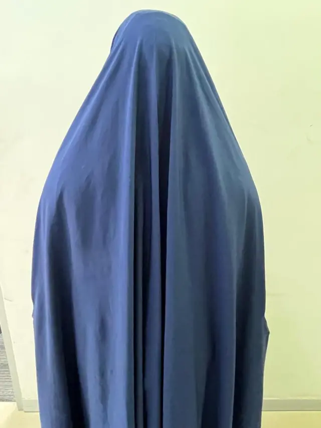 Hoton wata mata sanye da hijabi ta juya baya