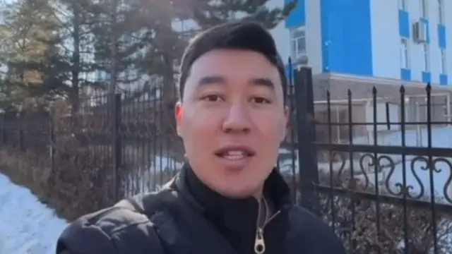 Каракол шаарынан билдирүү жасаган мугалим, Адил