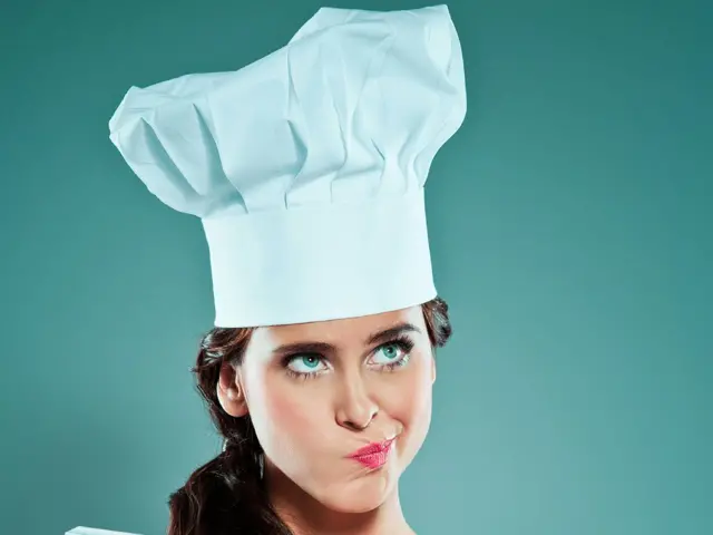 Mujer pensando con sombrero de chef