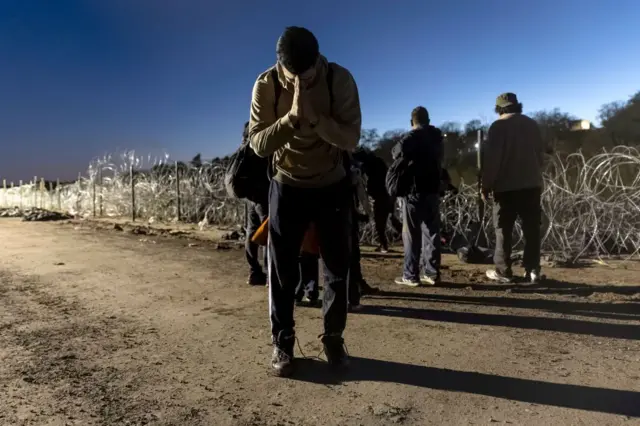Colombiano en una fila de migración. 