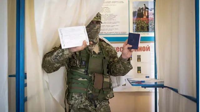 військовий "ДНР" голосує