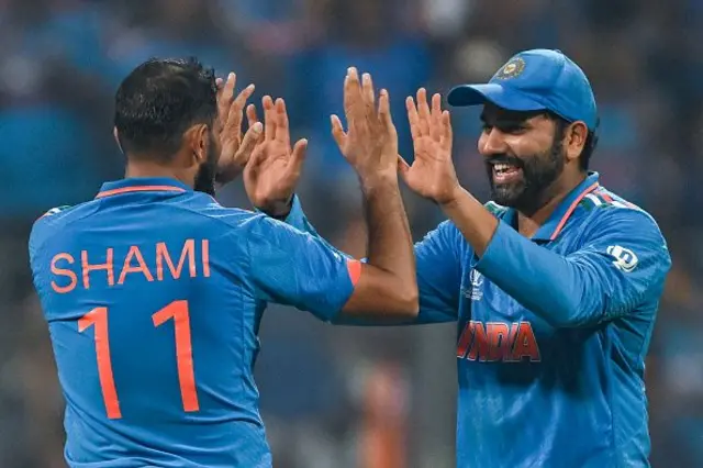 පන්දු යැවීමේදී ඉන්දීය කණ්ඩායම වෙනුවෙන් මොහොමඩ් සාමි ලකුණු 57 කට කඩුලු 07 ක් දවා ගනු ලැබිය.