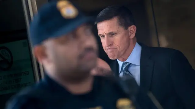 Michael Flynn saliendo de la corte el 1 de diciembre de 2017.