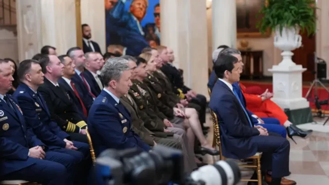 Глава Пентагона Пит Хегсет, председатель Объединенного комитета начальников штабов Дэн Кейн и госсекретарь Марко Рубио слушали речь Трампа в Белом доме