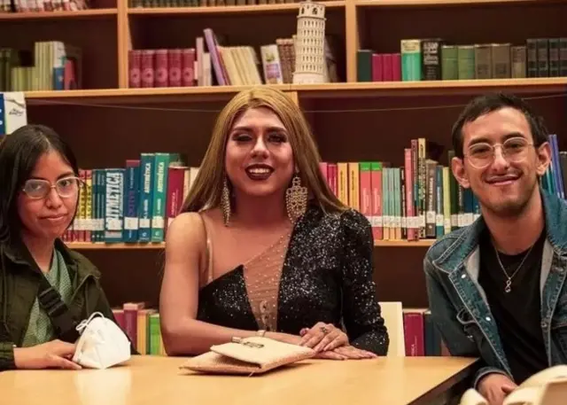 Samantha Braxton (au centre) comme un livre ouvert de la Bibliothèque humaine