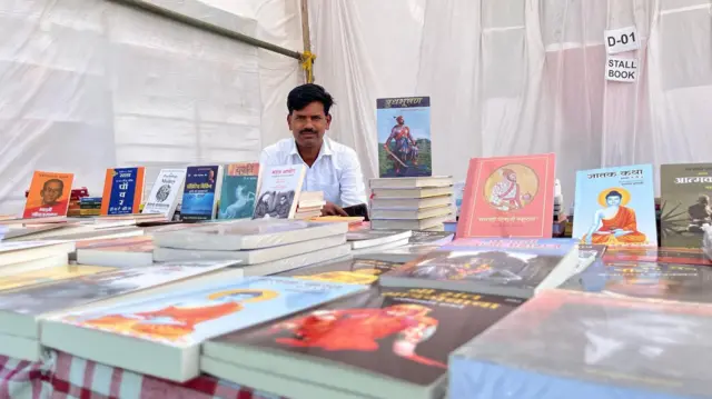 संमेलनस्थळी अनेक प्रकाशनांनी त्यांचे स्टॉल्स लावलेले होते.