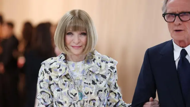 Anna Wintourslot lovebraços dados com o ator britânico Bill Nighy