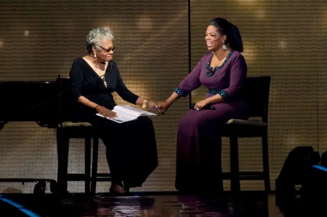 Oprah Winfrey (à direita) eesporte com rmentora Maya Angelou durante a gravaçãoesporte com ruma entrevistaesporte com r2011